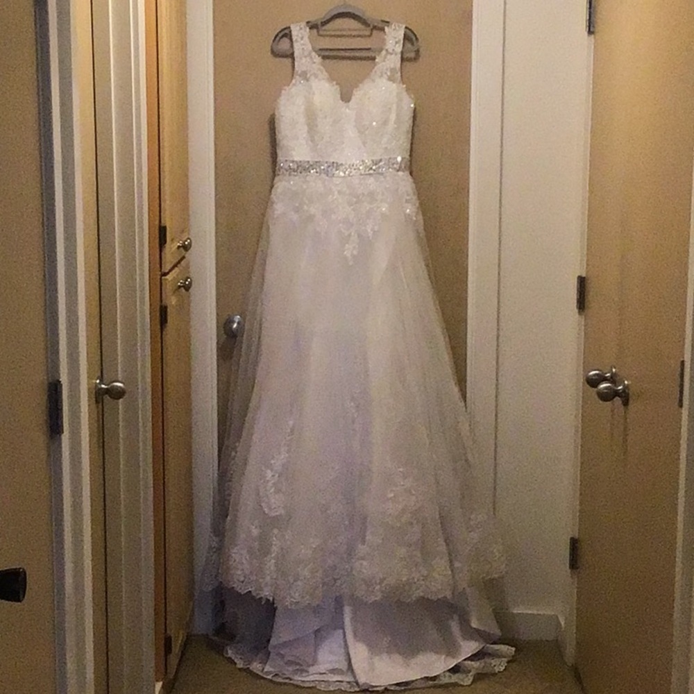 Elegant White Lace Wedding Dress